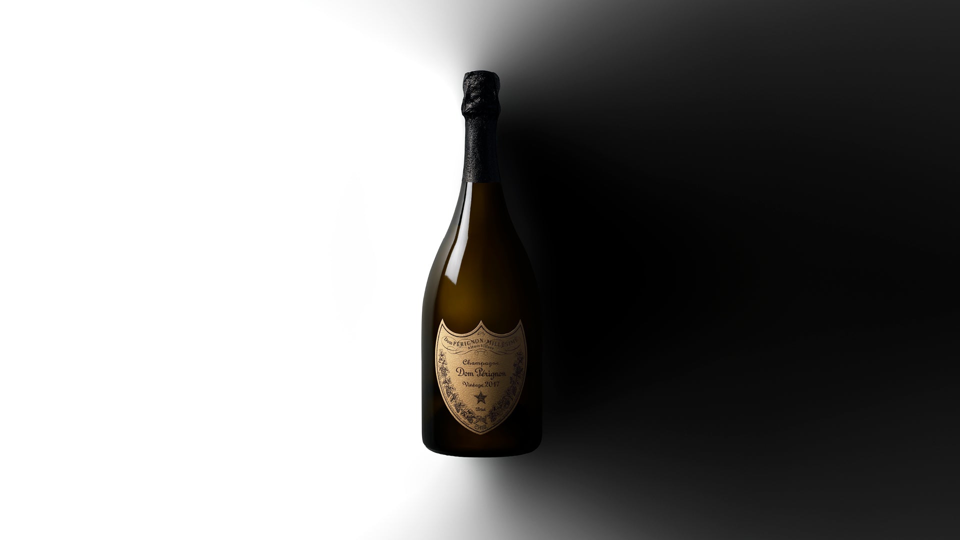 Dom Perignon 2017 champagneflaske på hvid og sort baggrund, symboliserer kontrasten i årgangen 2017 i champagne