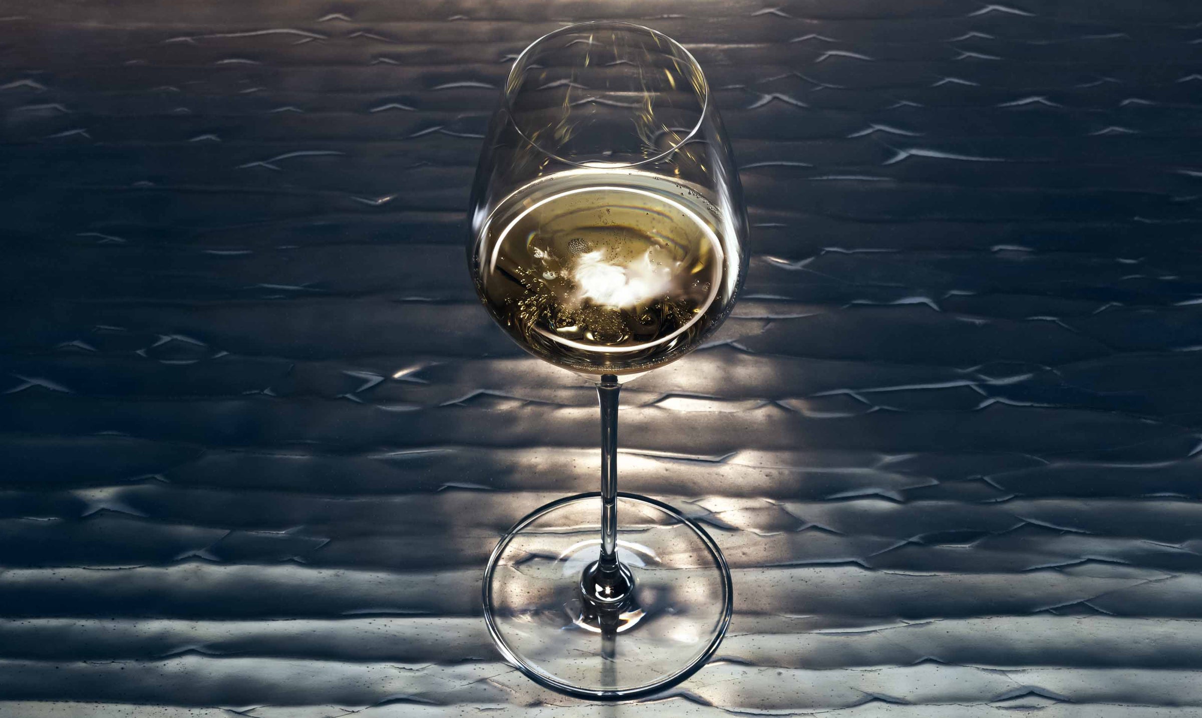 Dom Pérignon Vintage 2015 champagneglas med bobler på mørk baggrund