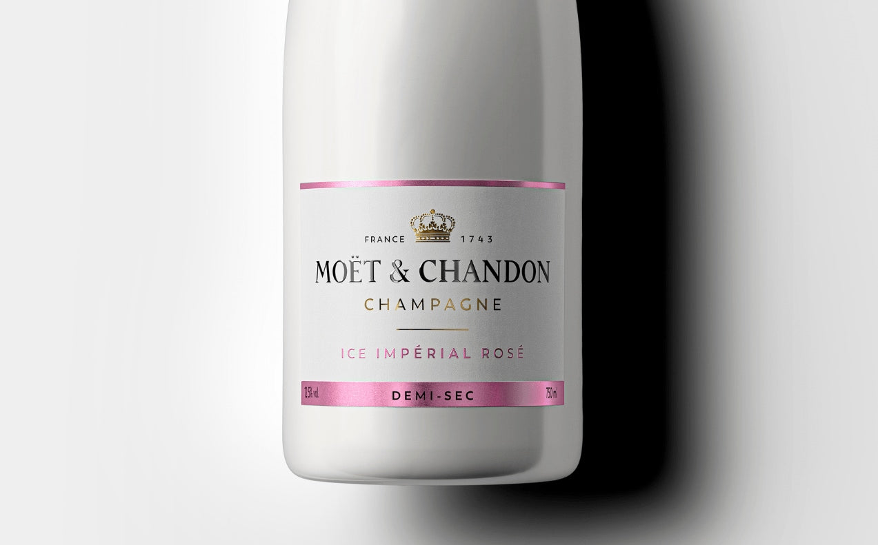 Moët & Chandon Ice Impérial Rosé Demi-Sec champagneflaske på hvid baggrund