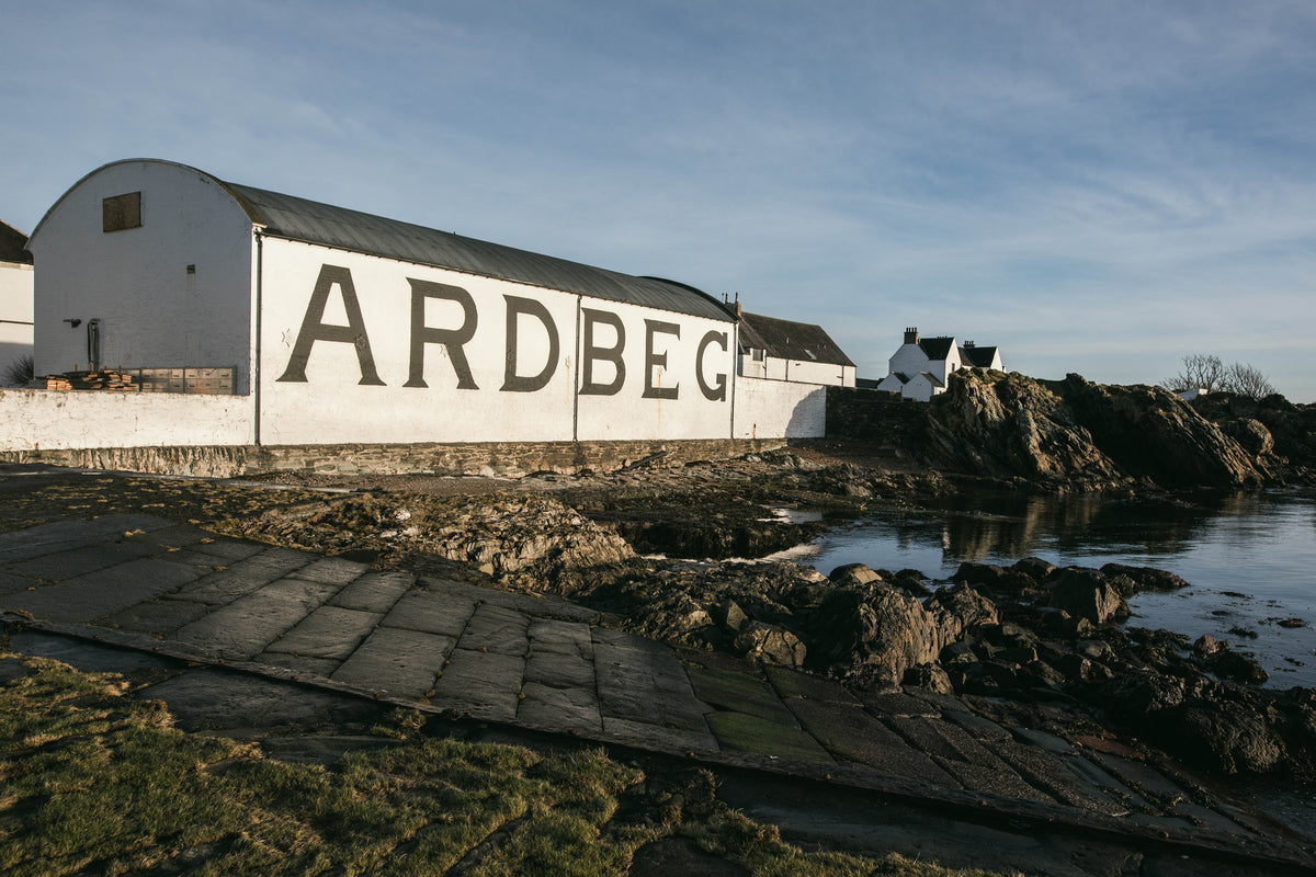 Ardbeg historiske lagerhal ud til vandet i det barske miljø i Skotland