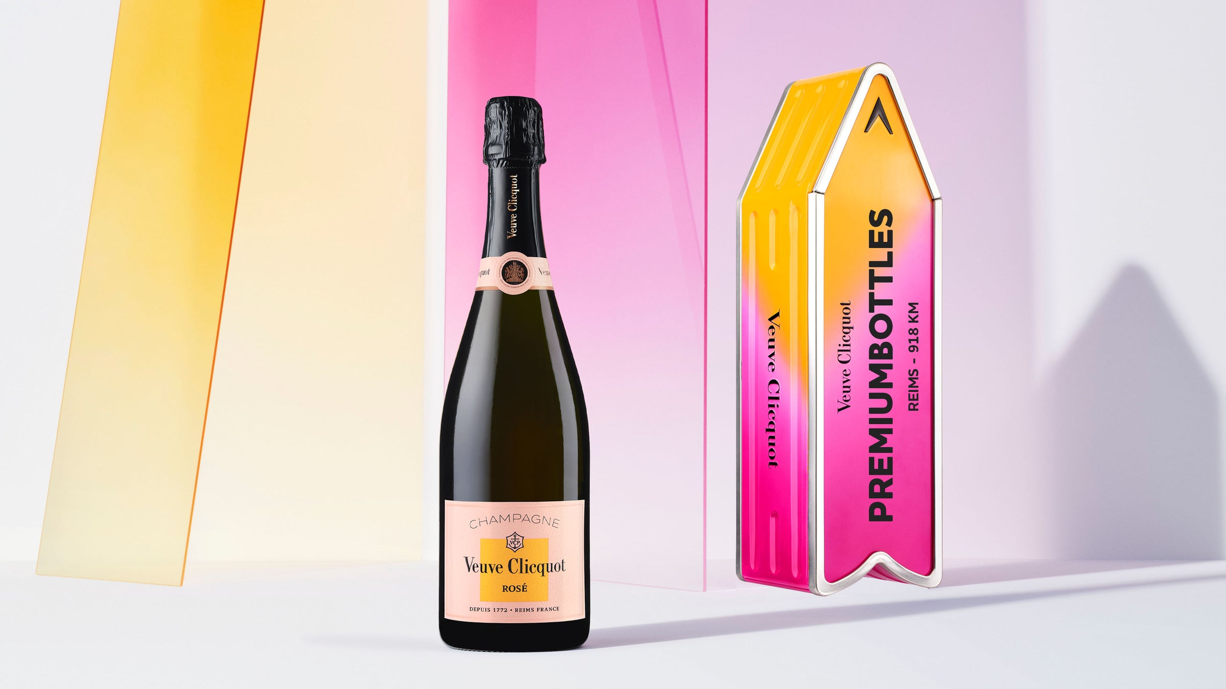 Veuve Clicquot Rosé flaske og personliggjort pink Arrow metalkasse
