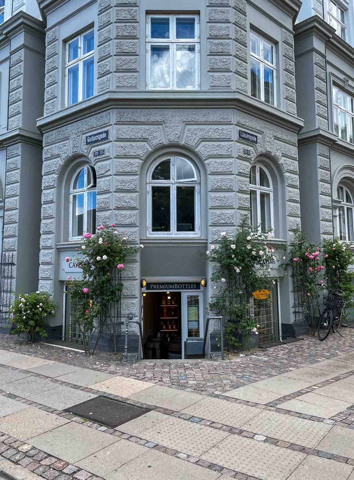 PremiumBottles butik på Gothersgade med klatreroser udenfor indgangen