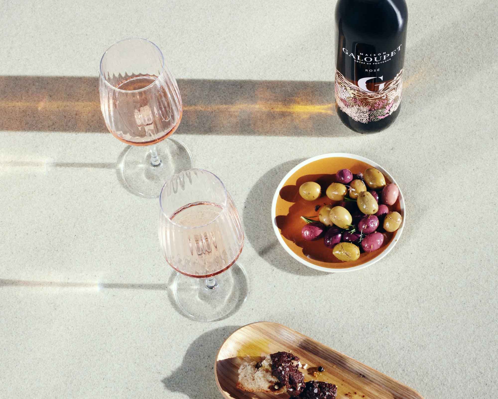 G de Galoupet rosévin, glas, oliven og brød til servering