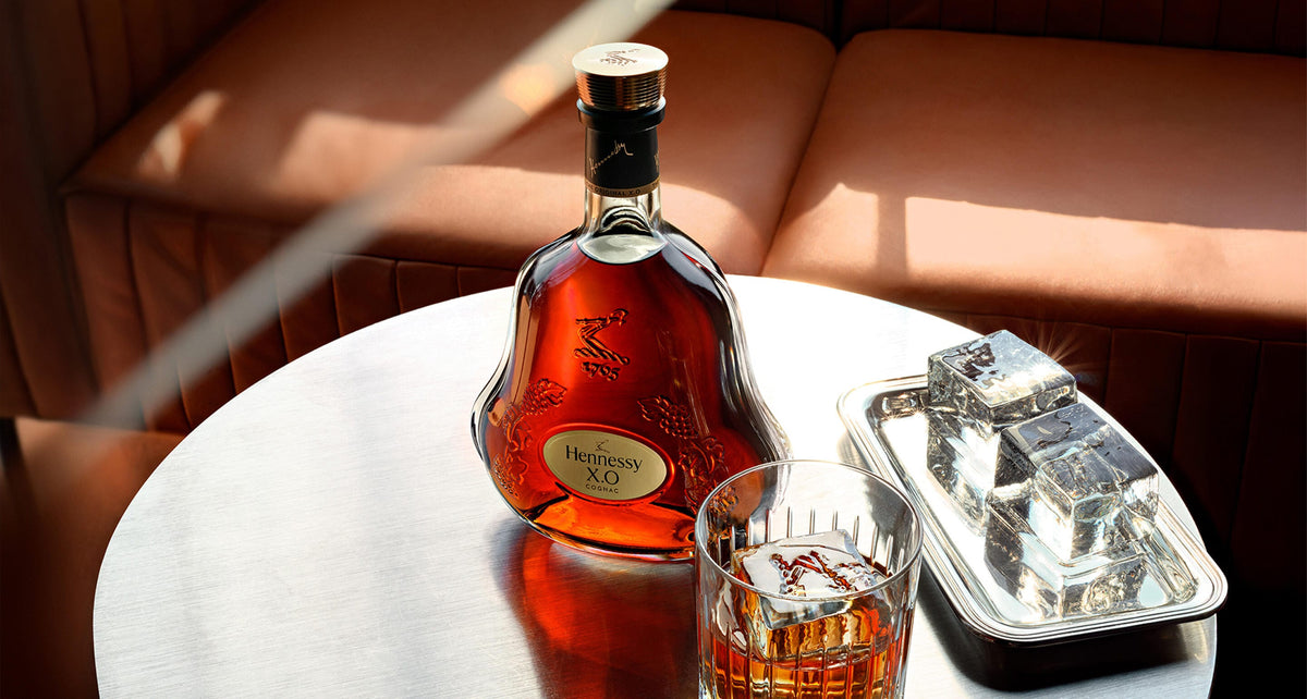 En flaske Hennessy XO Cognac serveret over en stor isterning