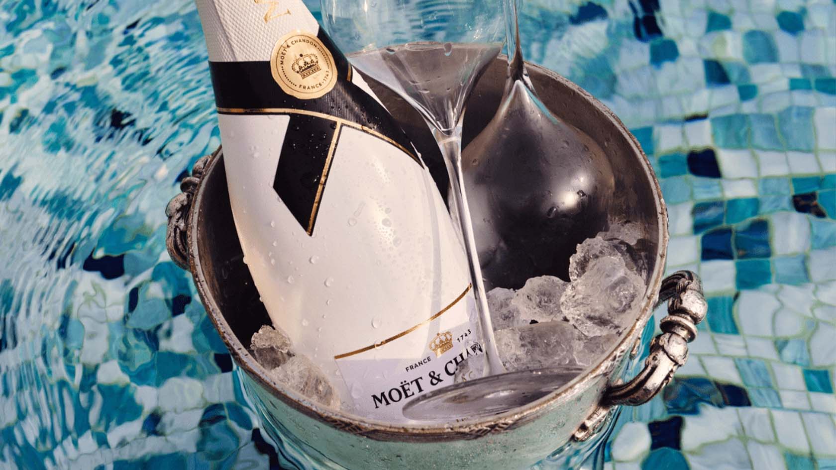 Moët & Chandon Ice Imperial i isspand med glas, flydende i pool