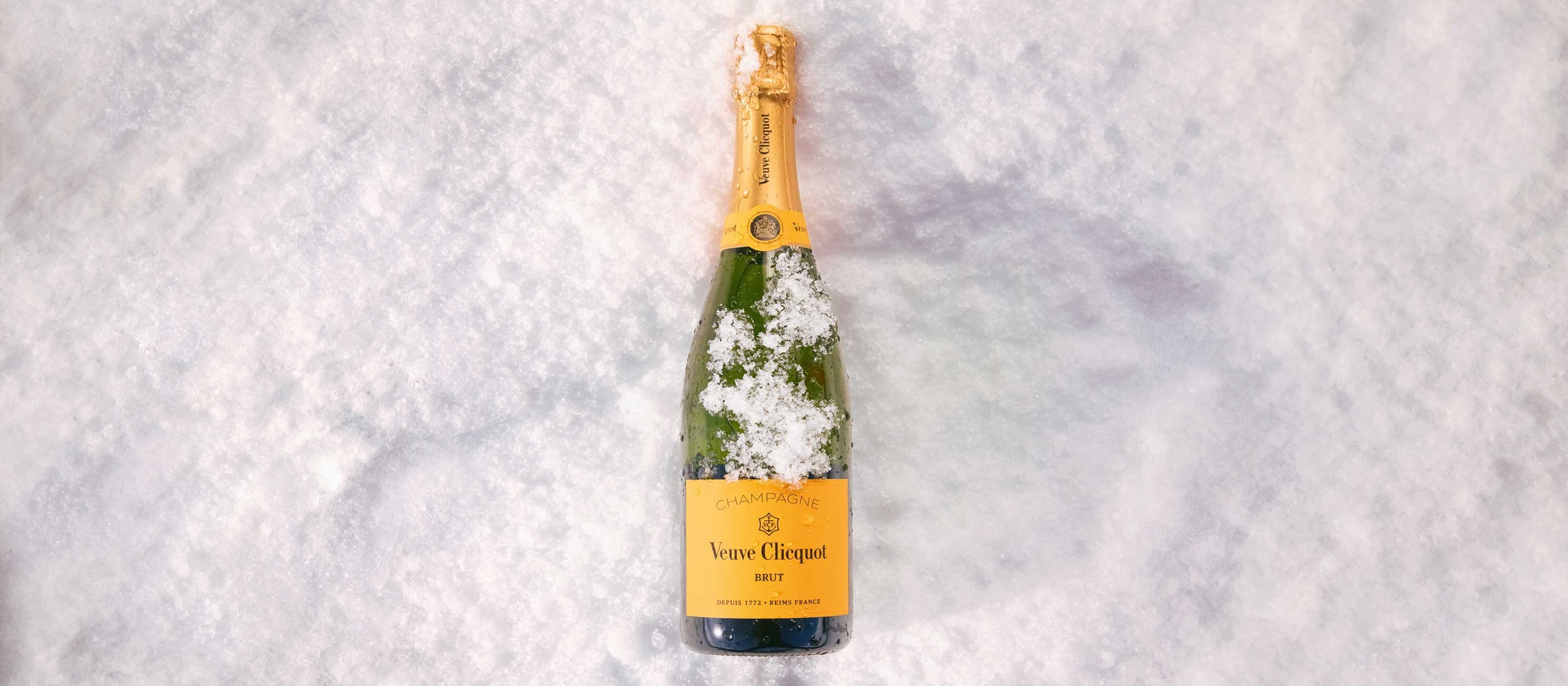 Veuve Clicquot Yellow Label champagneflaske i sneen