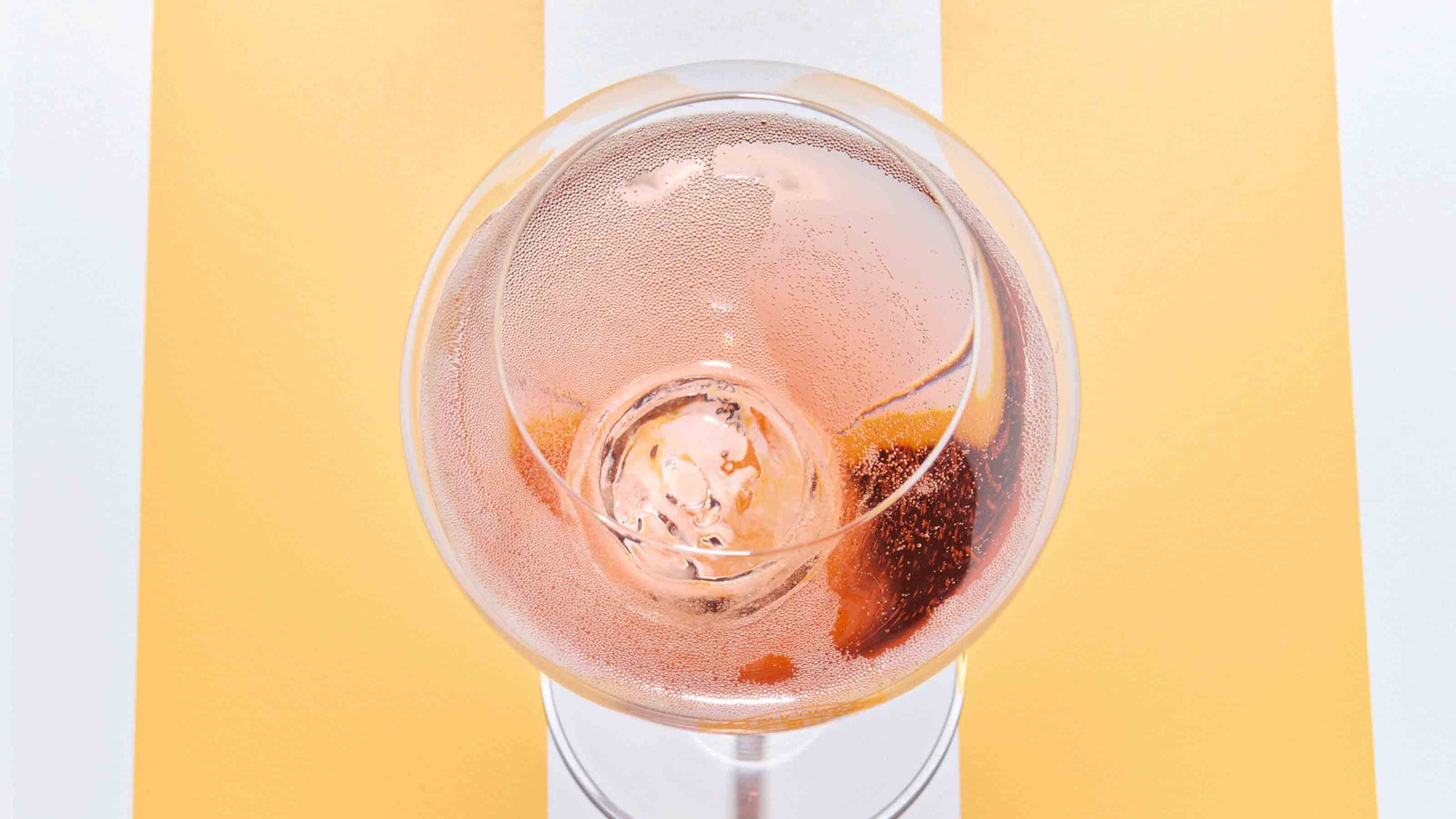 Vandglas med Veuve Clicquot RICH Rosé champagne, is og bær