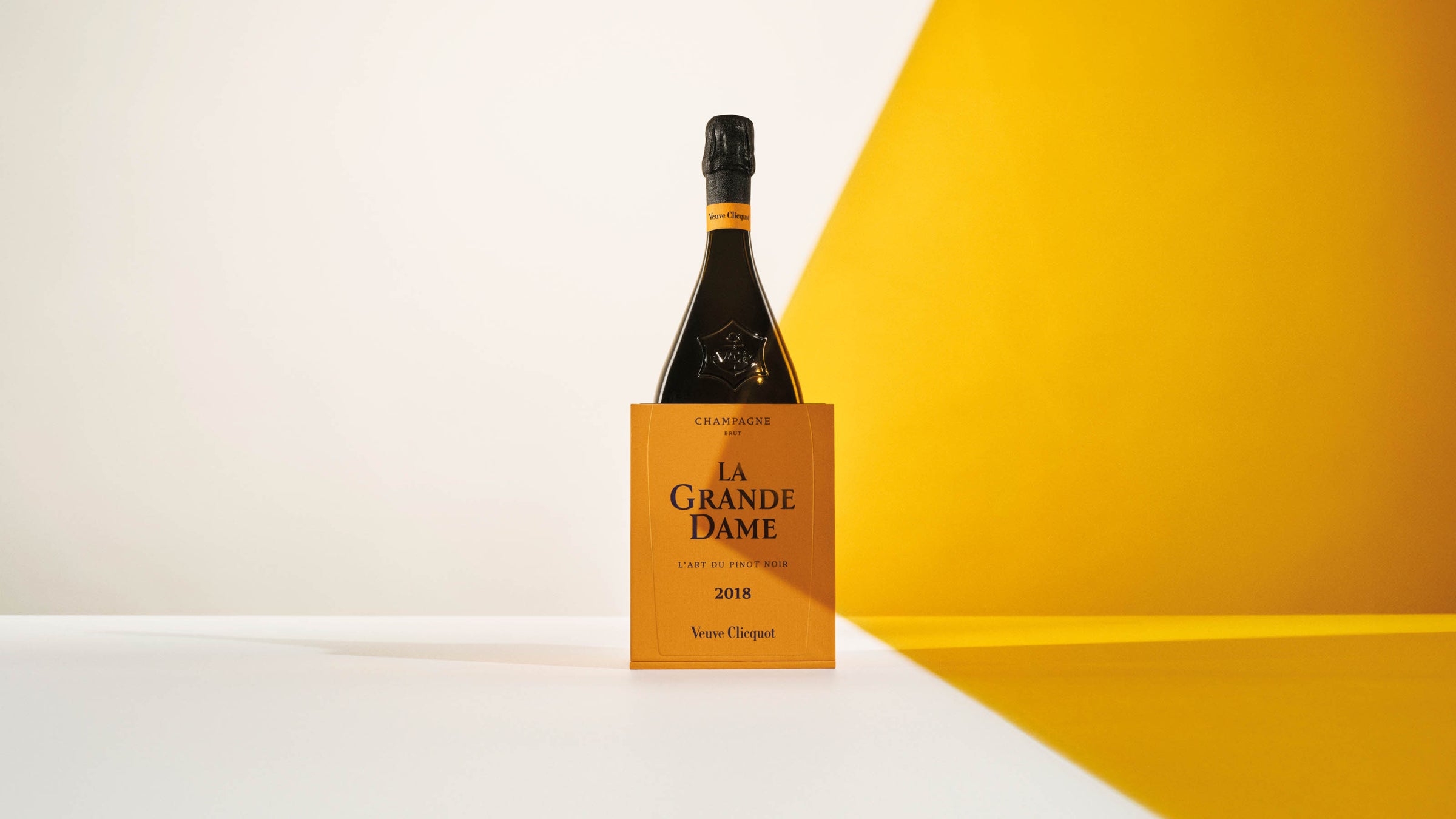 Veuve Clicquot La Grande Dame 2018 champagneflaske i åben gaveæske