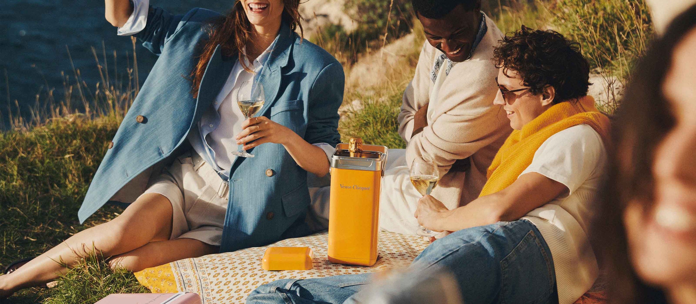 Mennesker nyder champagne fra Veuve Clicquot Gul Cooler til picnic