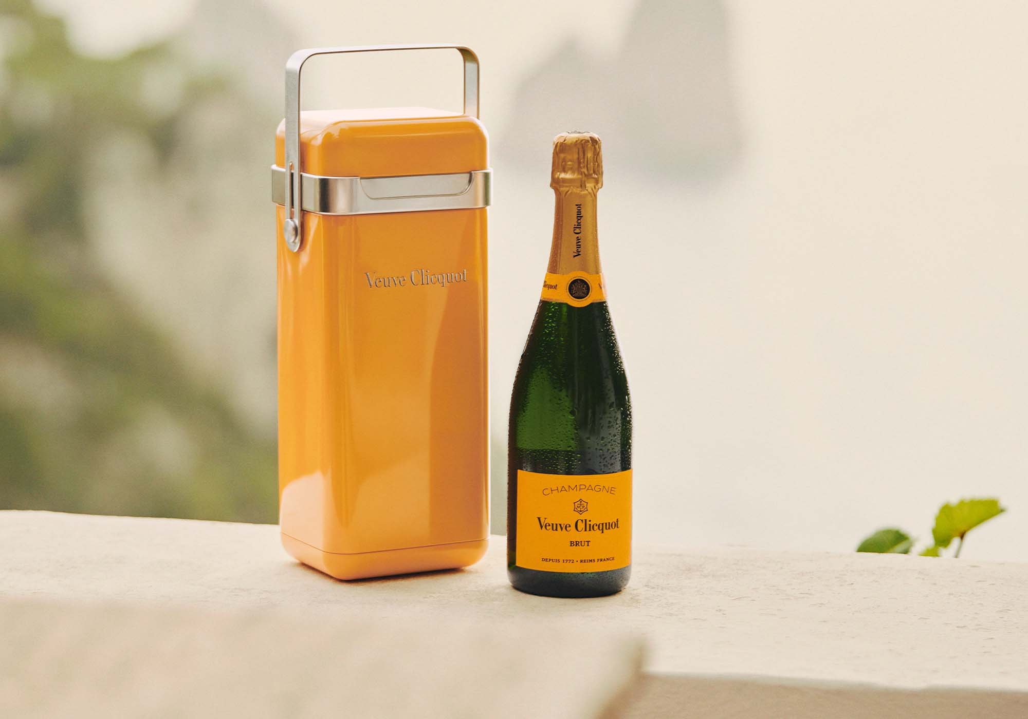 Veuve Clicquot champagne og gul cooler designet til picnic