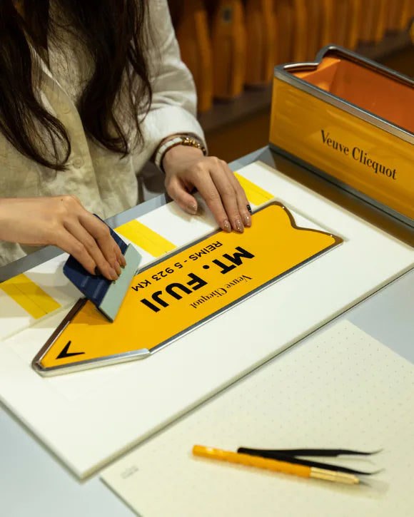 Personliggørelse af Veuve Clicquot Arrow metalkasse med specifik placering