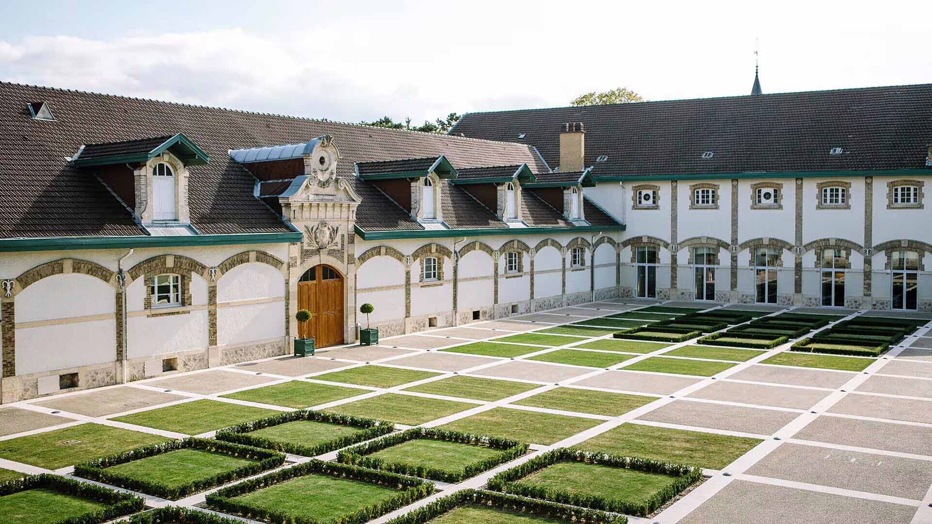 Maison Ruinart hovedkvarter med have og smuk fransk arkitektur