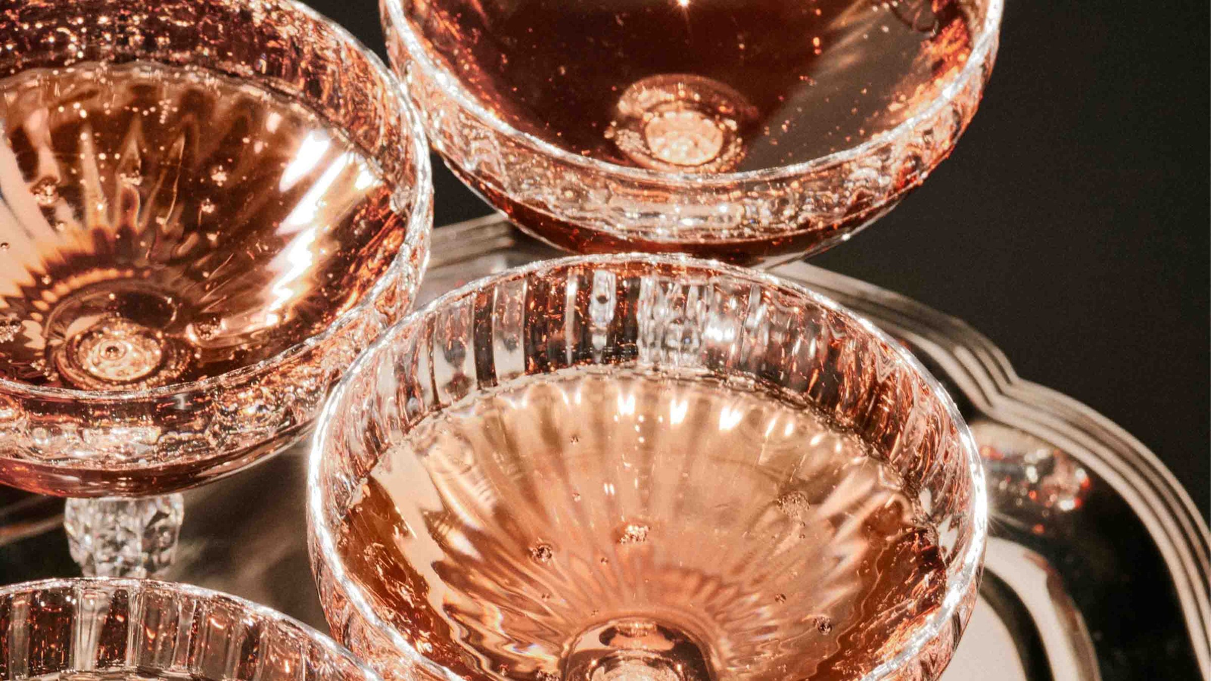 Moet rose imperial hældt op i festlige glas