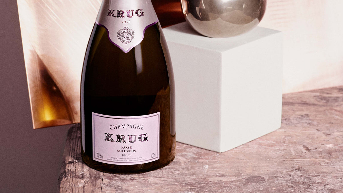 En flaske Krug Rosé Champagne på en disk