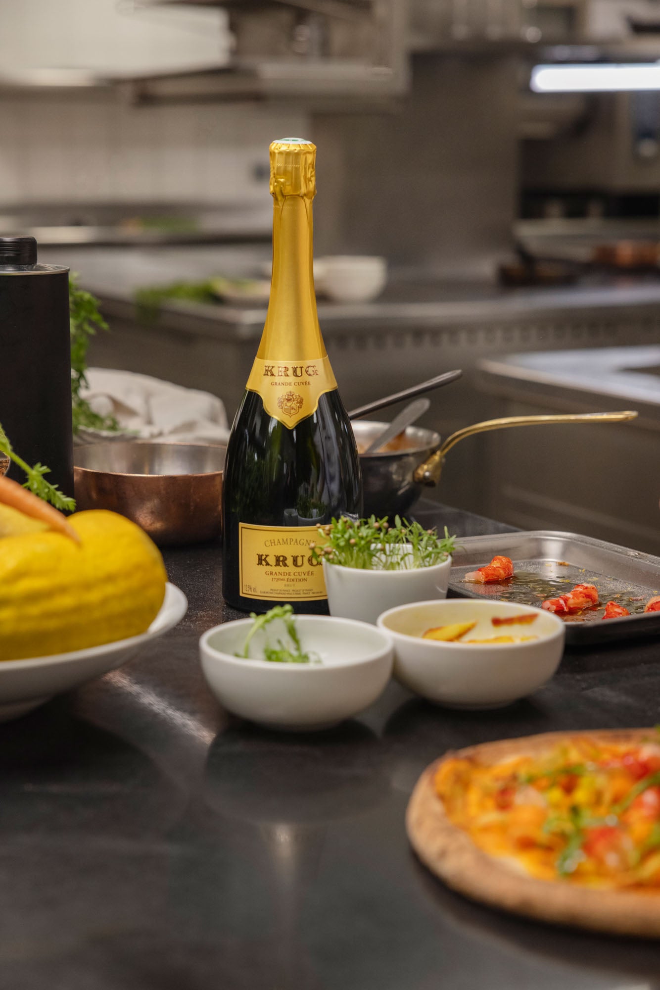 Krug Grande Cuvée champagneflaske på køkkenbord med madretter