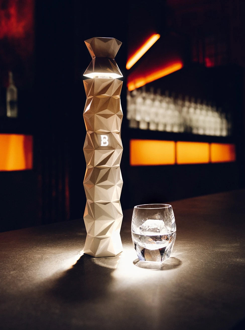 Belvedere 10 vodka flaske med glas on the rocks