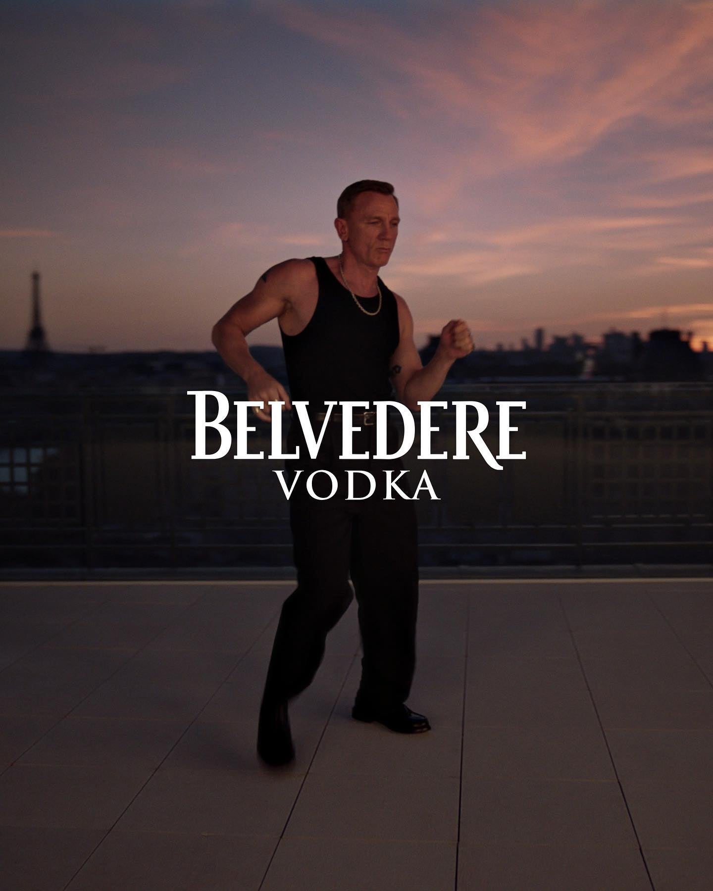 Daniel Craig i sort undertrøje danser på tagterrasse, Belvedere Vodka, solnedgang, Paris