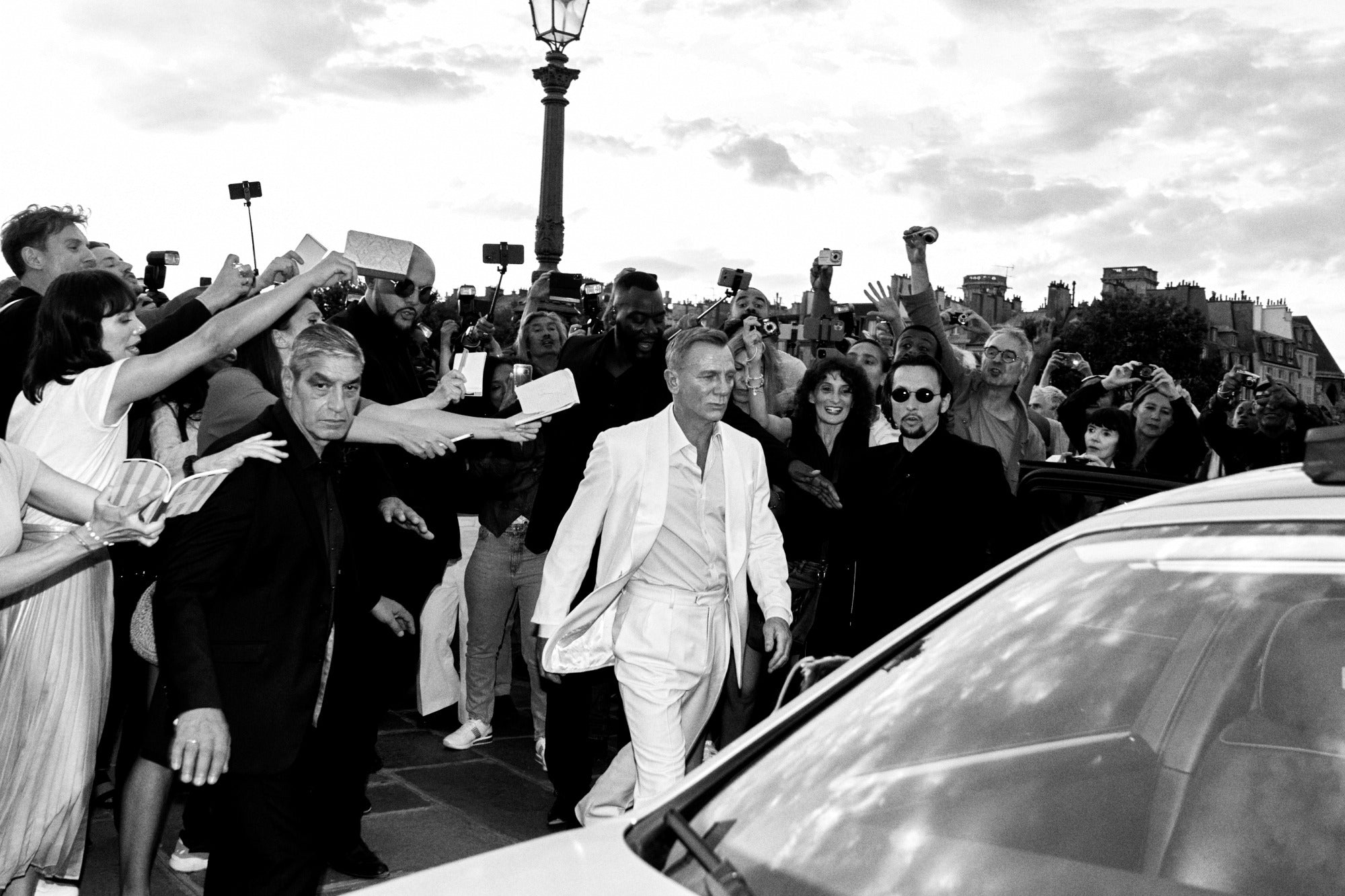 Daniel Craig forlader bil under event med fans og paparazzier