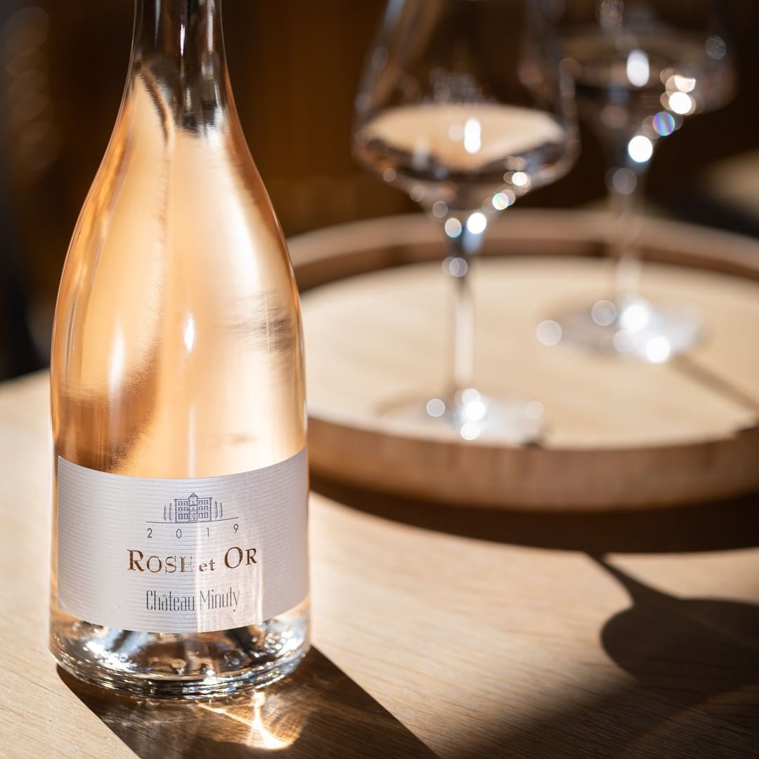 Château Minuty Cuvée Or Rosé 2019 flaske og vinglas på bord