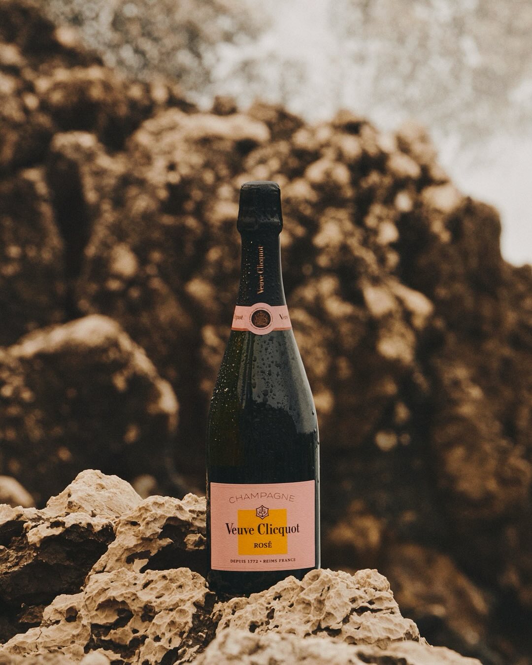 Veuve Clicquot Rosé champagne flaske på klipper.