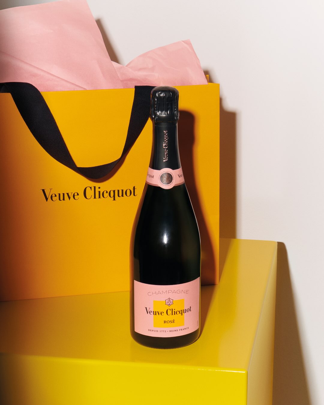 Veuve Clicquot Rosé champagneflaske med gul gavepose og lyserødt silkepapir