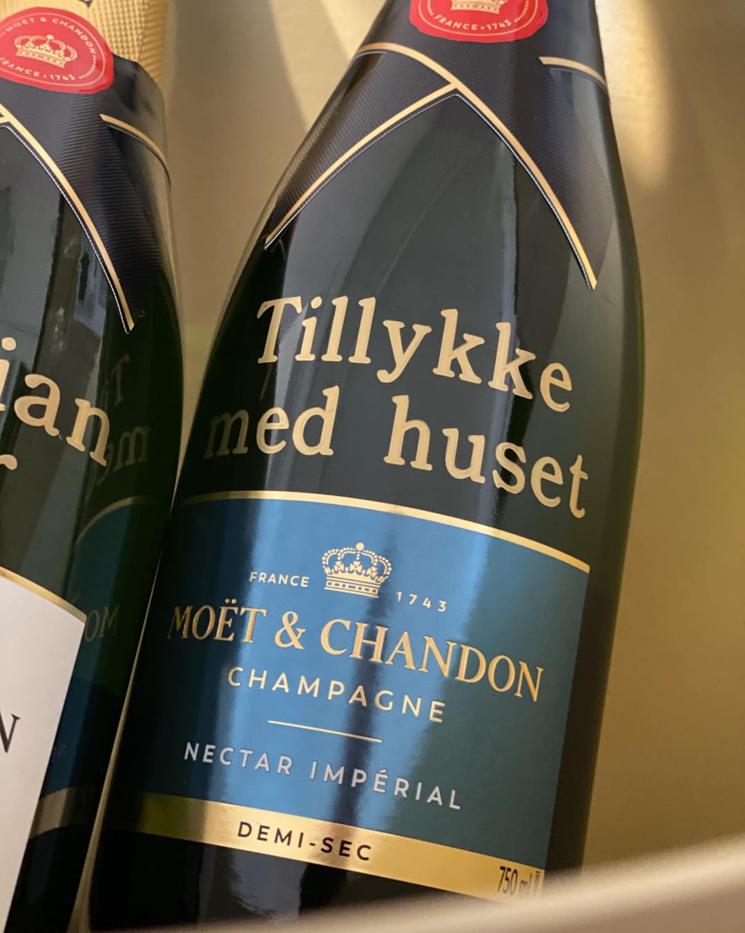 Personliggjort Moët & Chandon champagneflaske med "Tillykke med huset" i guldskrift