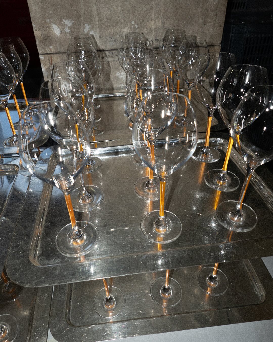 Veuve Clicquot champagneglas med gule stilke på sølvbakke til arrangementer