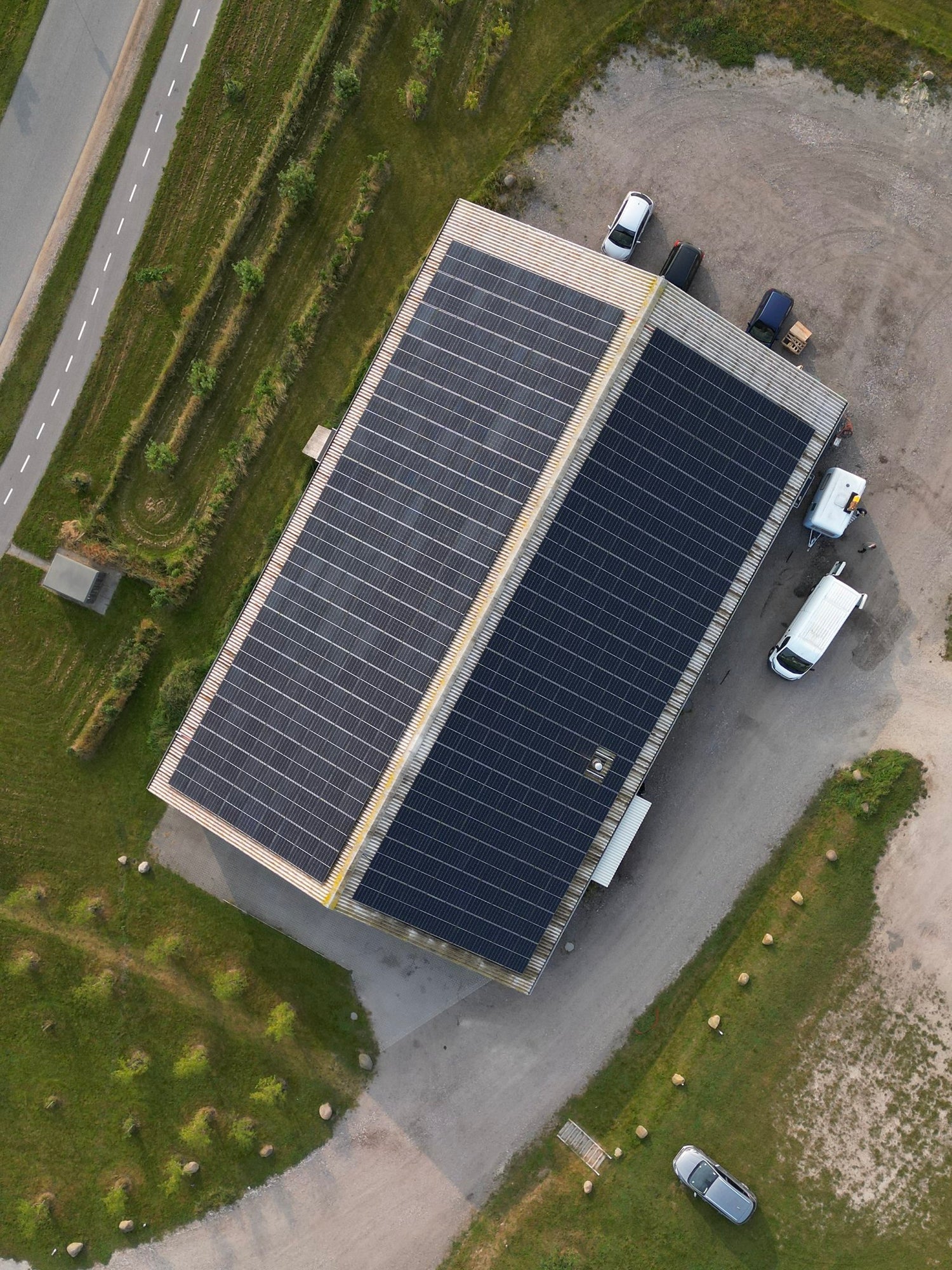 Dronefoto af Friis-Holm Chocolate Factory's tag med solpaneler og omgivelser