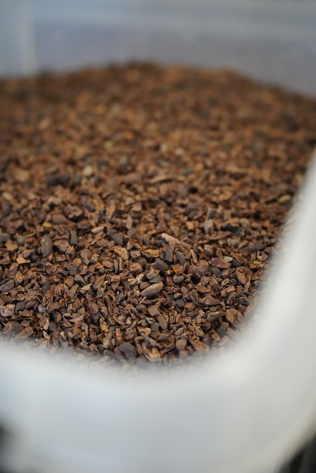 Nærbillede af kakaonibs til Friis-Holm La Dalia 85% chokolade.