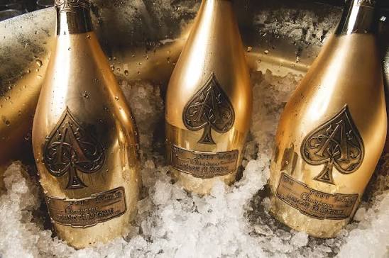 Den kendte champagne Armand de brignac gold eller Ace of Spades Champagne i en bowle med isterninger.