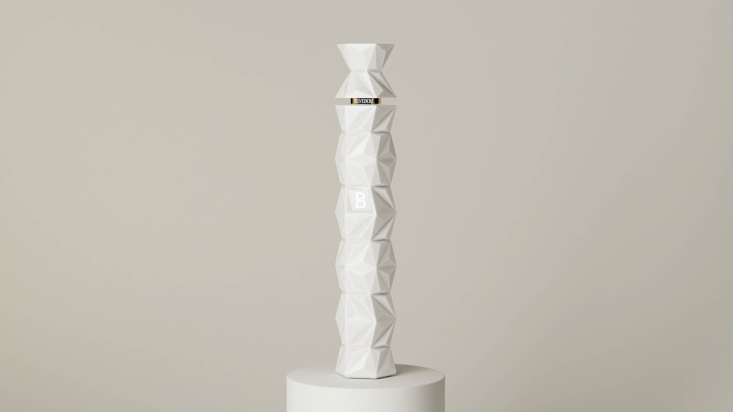 Belvedere 10 vodka flaske med et unikt facetformet design, hvid farve