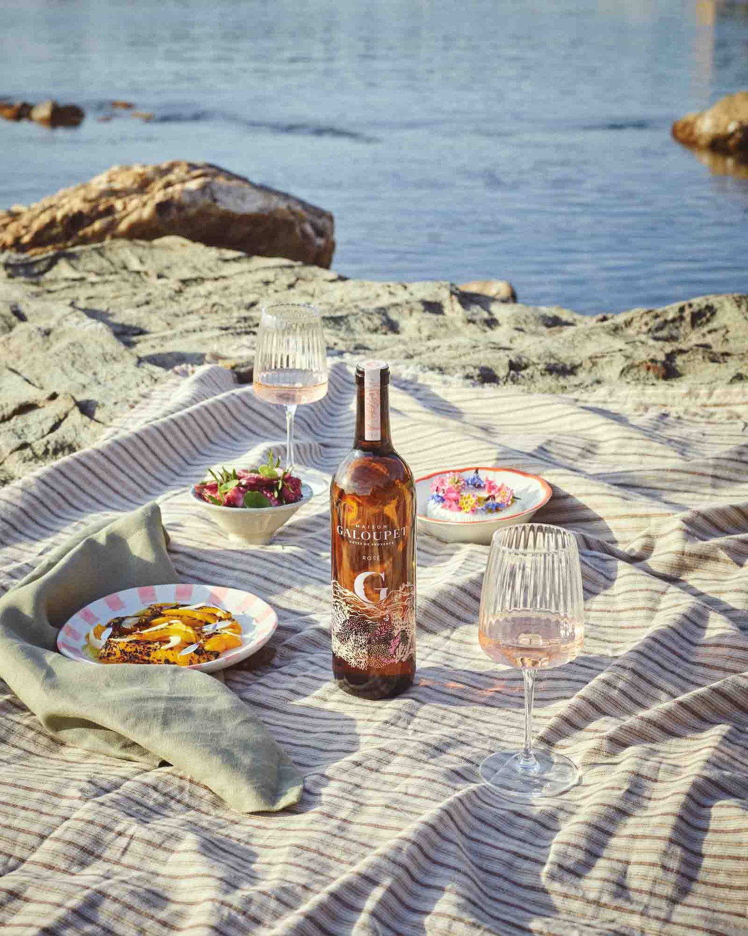 G de Galoupet rosévin picnic på strand med mad og vin