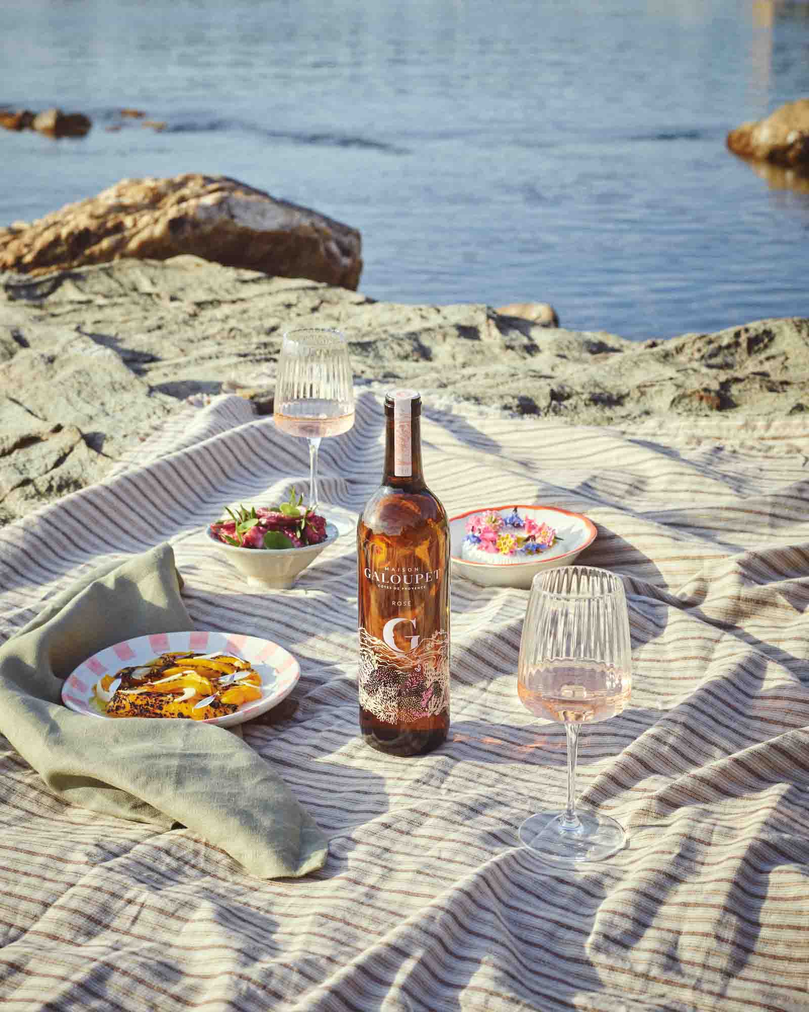 G de Galoupet rosévin picnic på strand med mad og vin