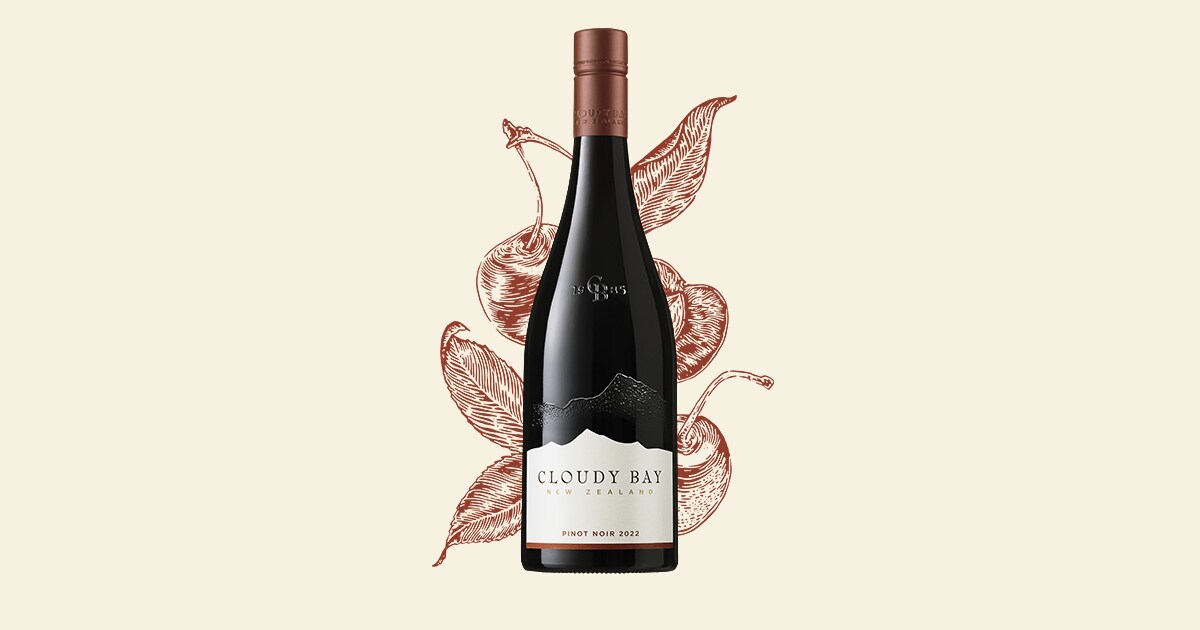 Cloudy Bay Pinot Noir 2022 vinflaske med kirsebærdesign i baggrunden