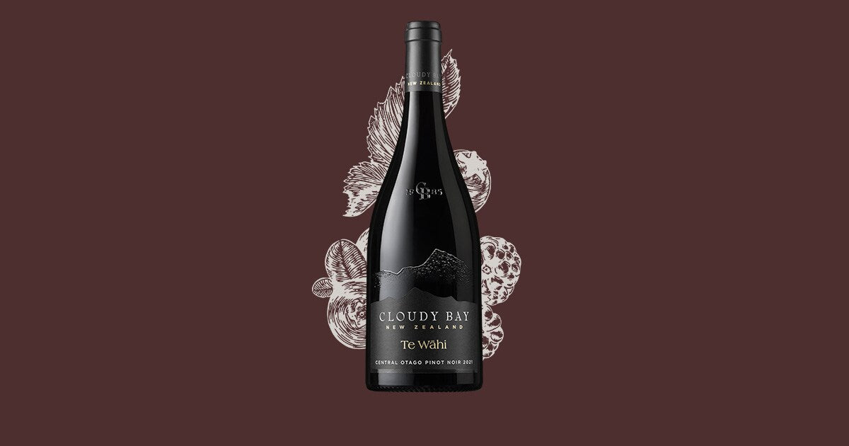 Cloudy Bay Te Wāhi 2021 Pinot Noir vinflaske på mørk baggrund.