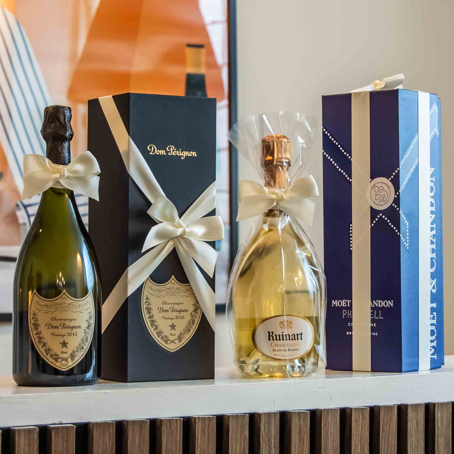 Cellofan med bånd samt til og fra kort