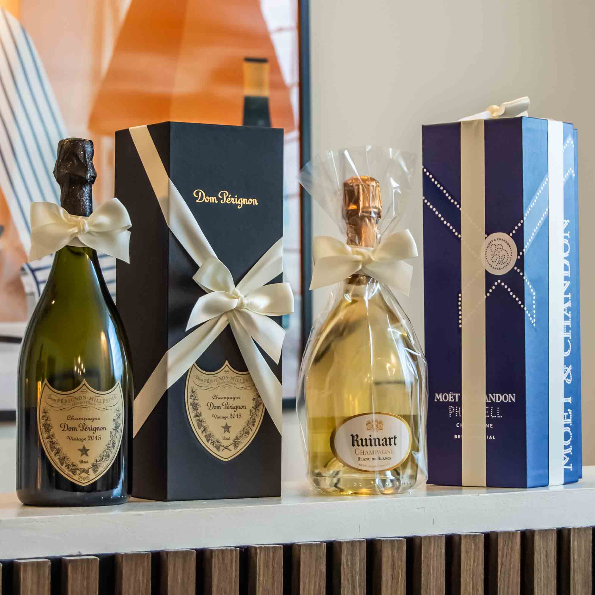 Cellofan med bånd samt til og fra kort