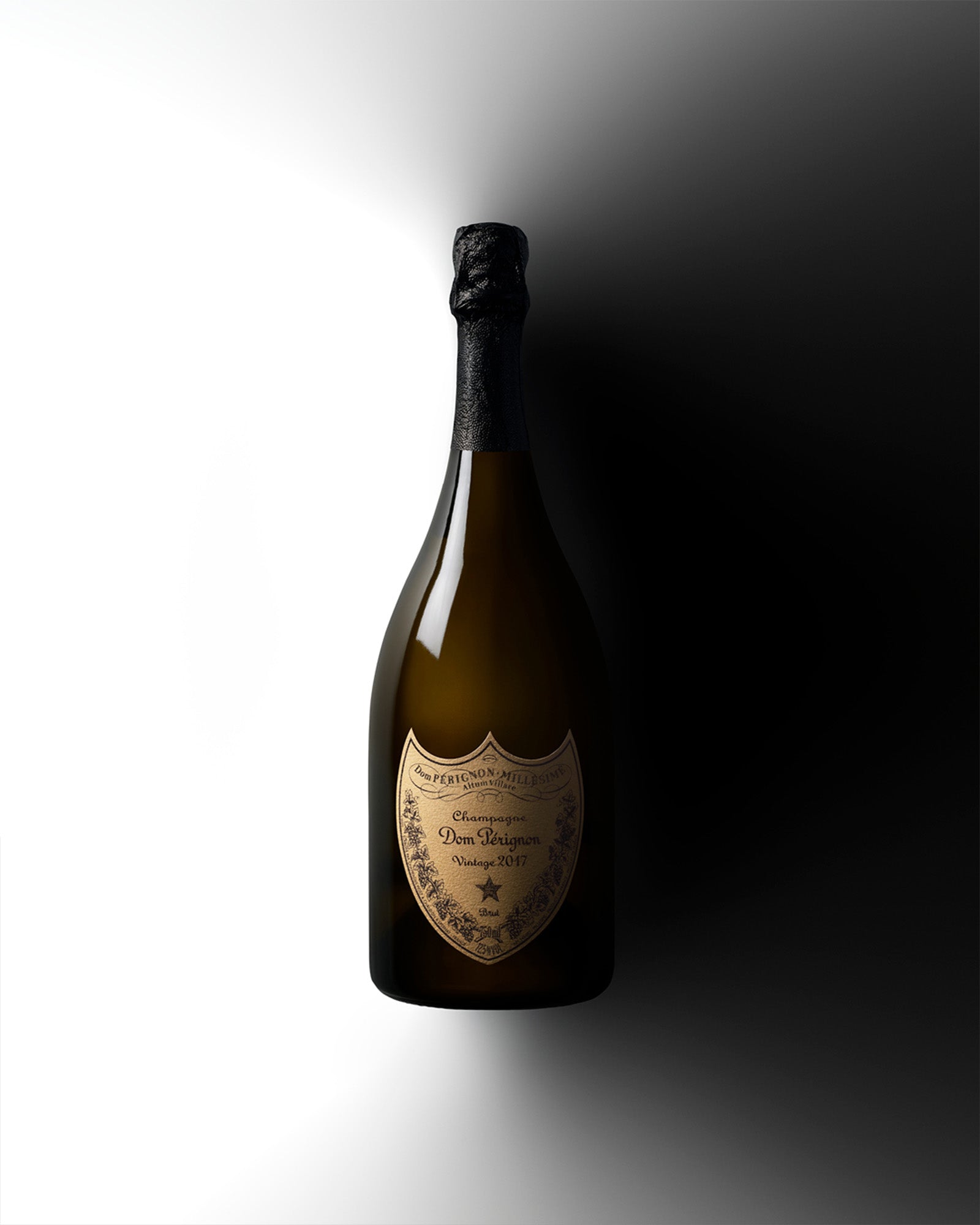 Dom Perignon 2017 ligger ned i mellem baggrunds kontrasten hvid og sort