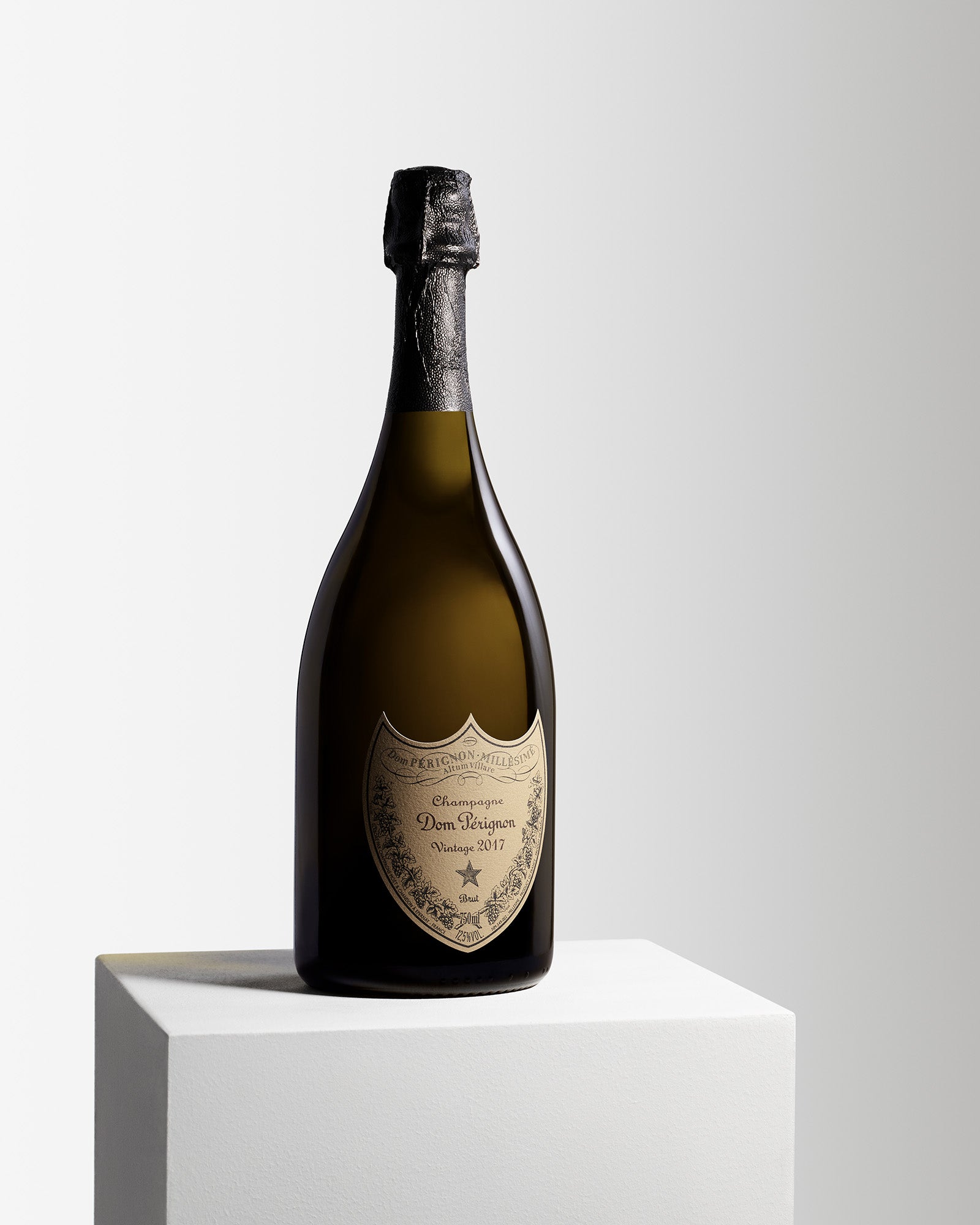 En flaske Dom Perignon 2017 på et hvidt podiuum