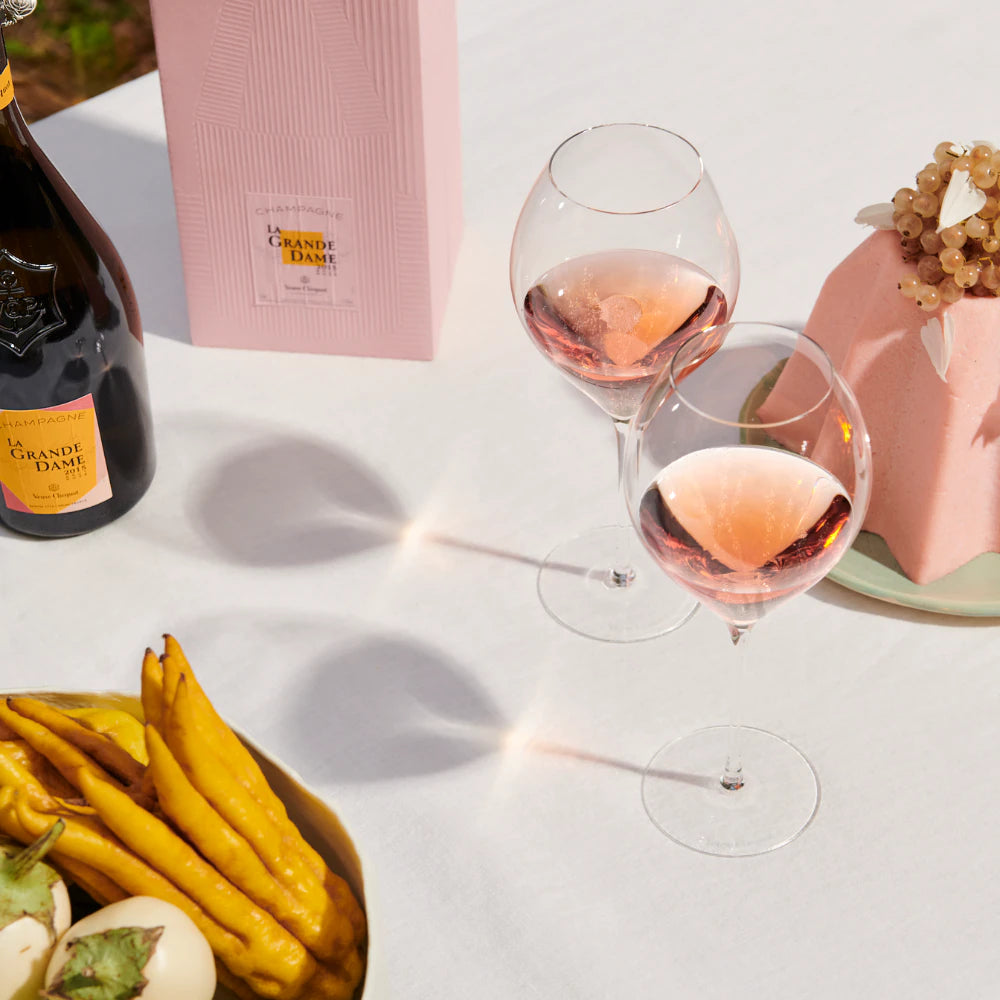 Veuve Clicquot La Grande Dame Rosé 2015 med glas på bordet