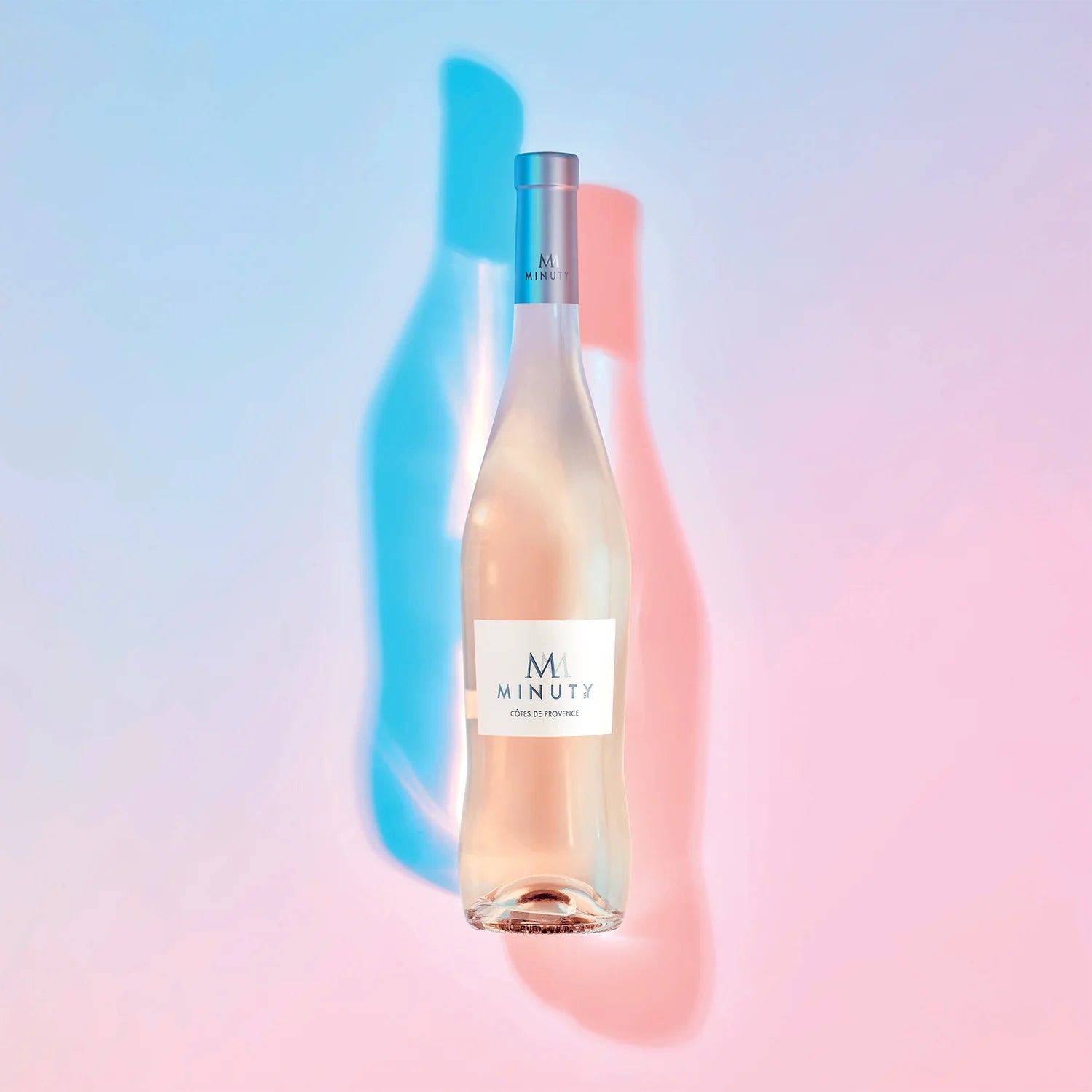 Château Minuty M Rosé vinflaske i lyserødt og blåt skær