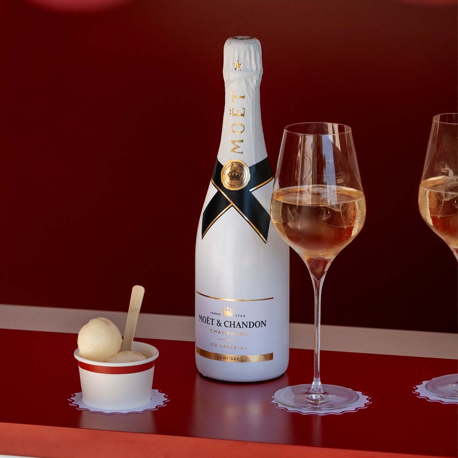 Champagne Moët &amp; Chandon ICE Imperial 75 cl. (4 stk. + 2 Moët glas)