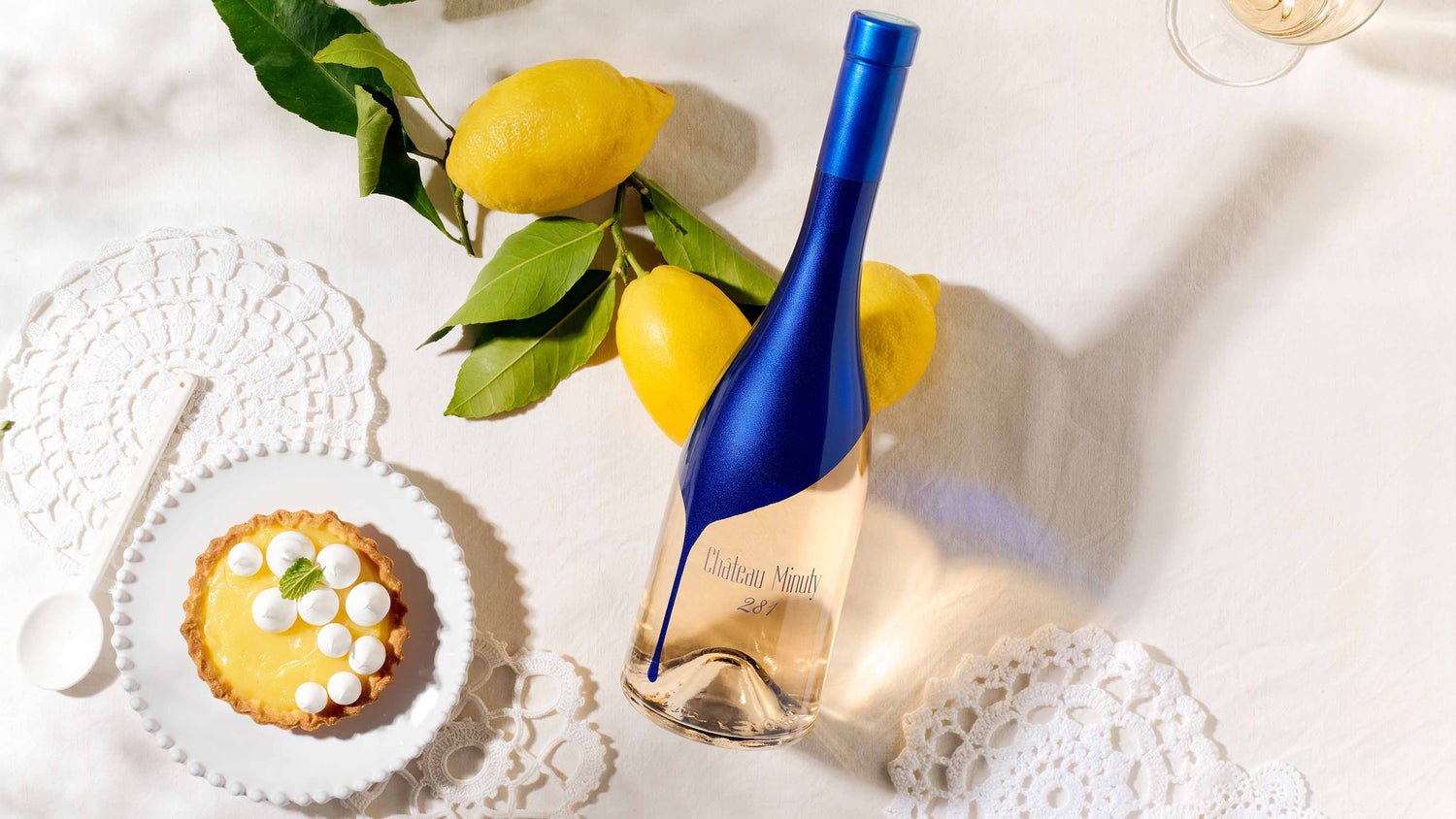 Den kendte minuty 281 rose på et bord med dessert og citroner
