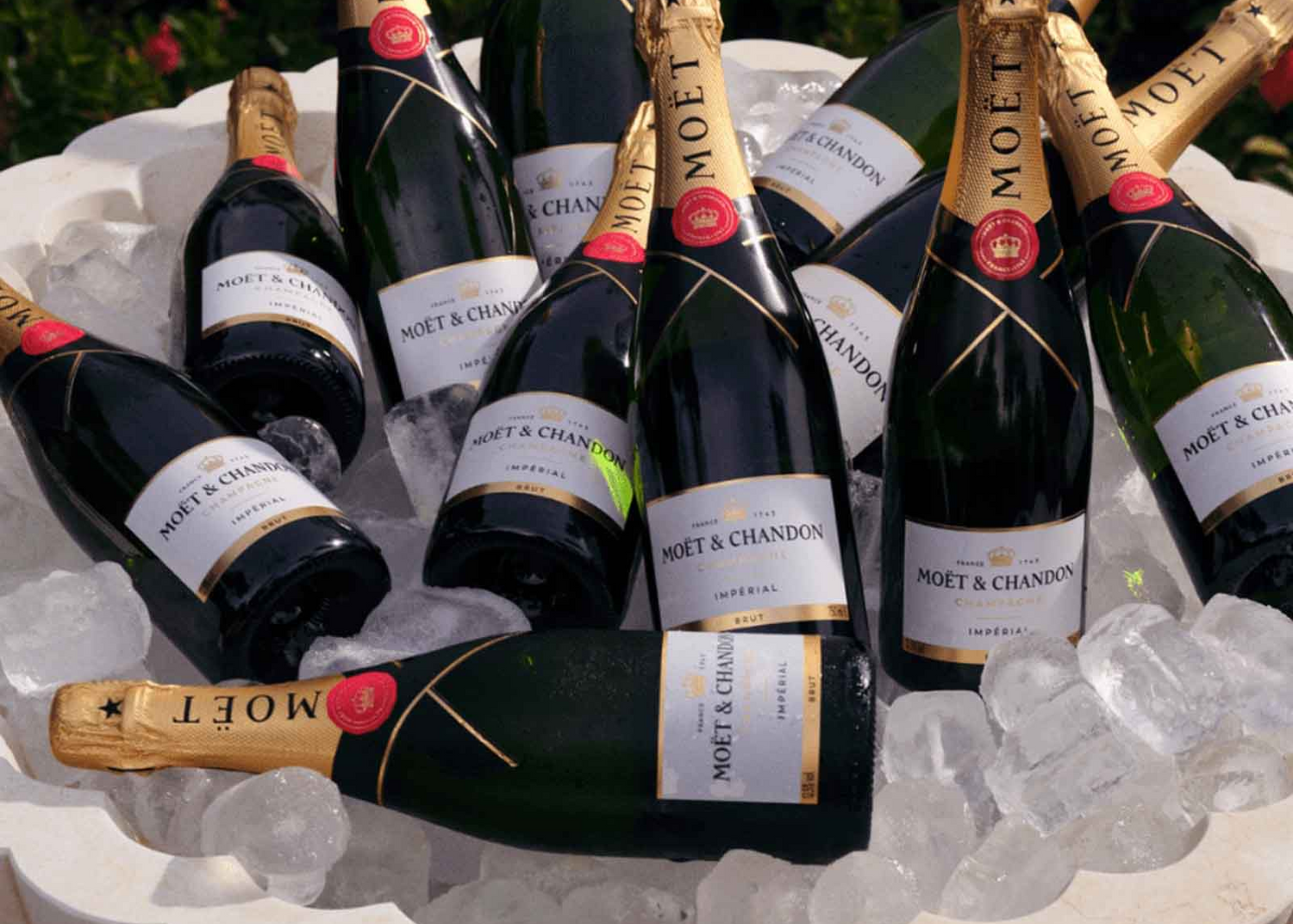 En kæmpe bowle med is fyldt med den ikoniske moet brut imperial