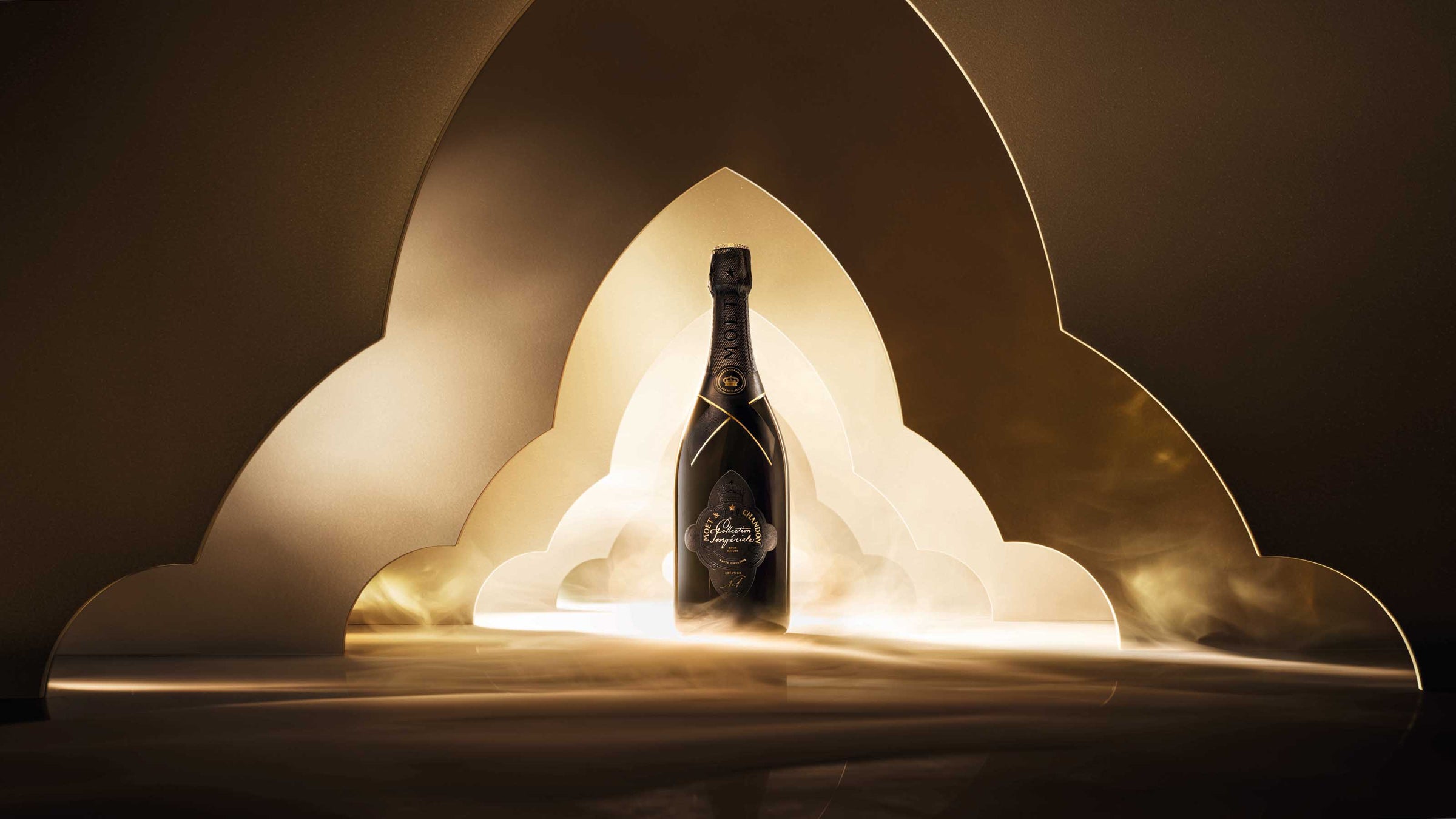 Moët & Chandon Collection Impériale Creation No.1 champagneflaske i et stemningsfuldt rum med røg.