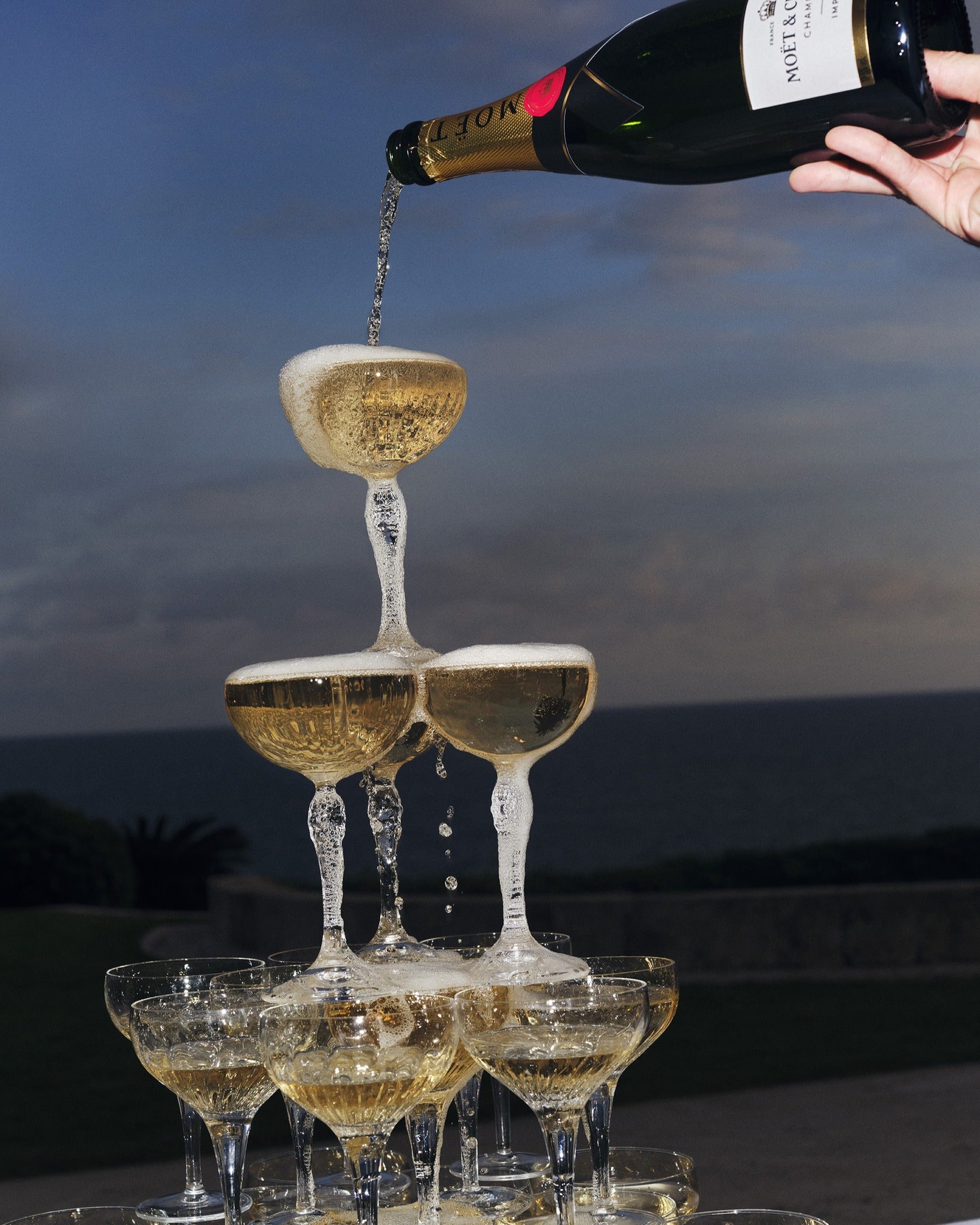 et champagnetårn med moet brut champagne fyldes