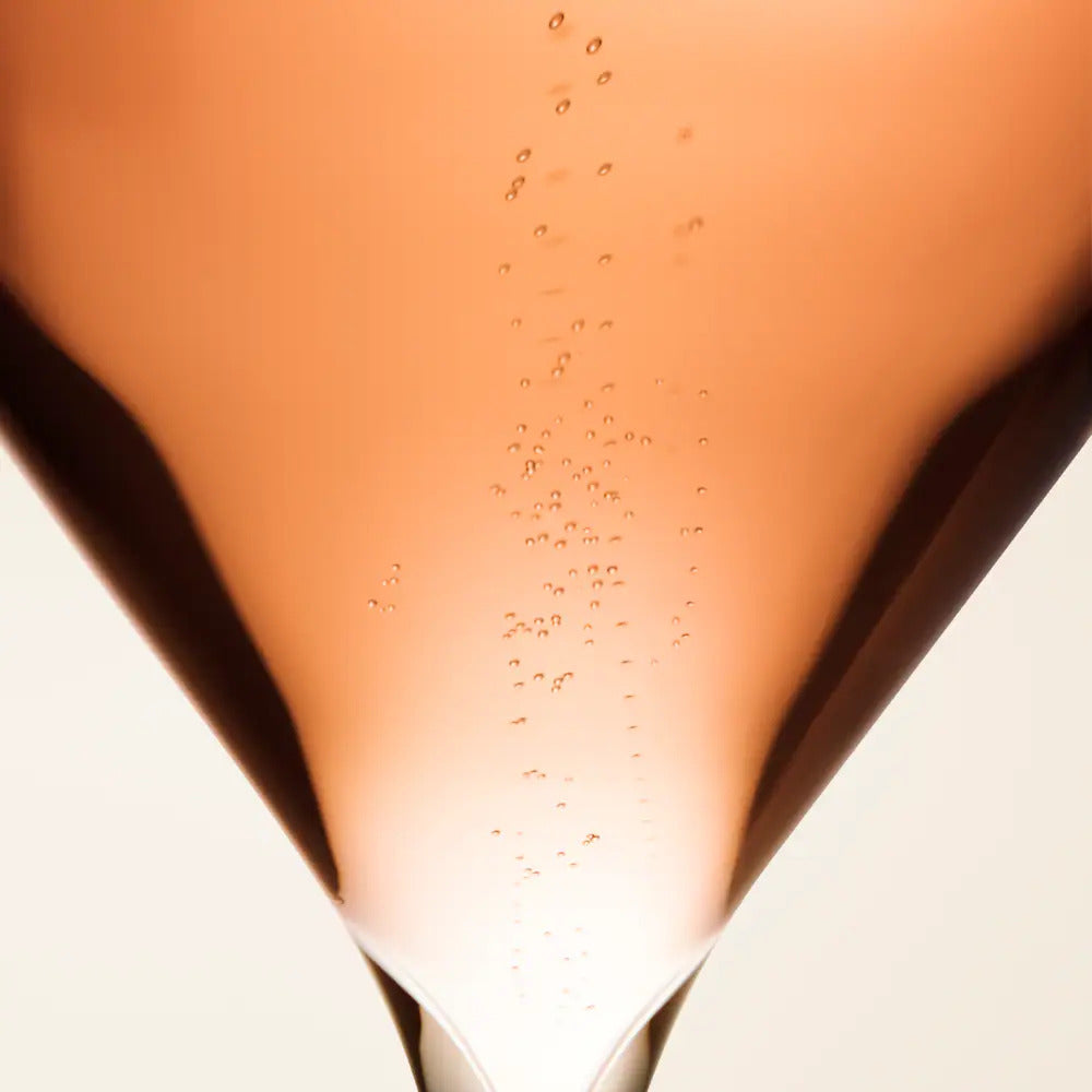 Veuve Clicquot Rosé champagne i glas med bobler