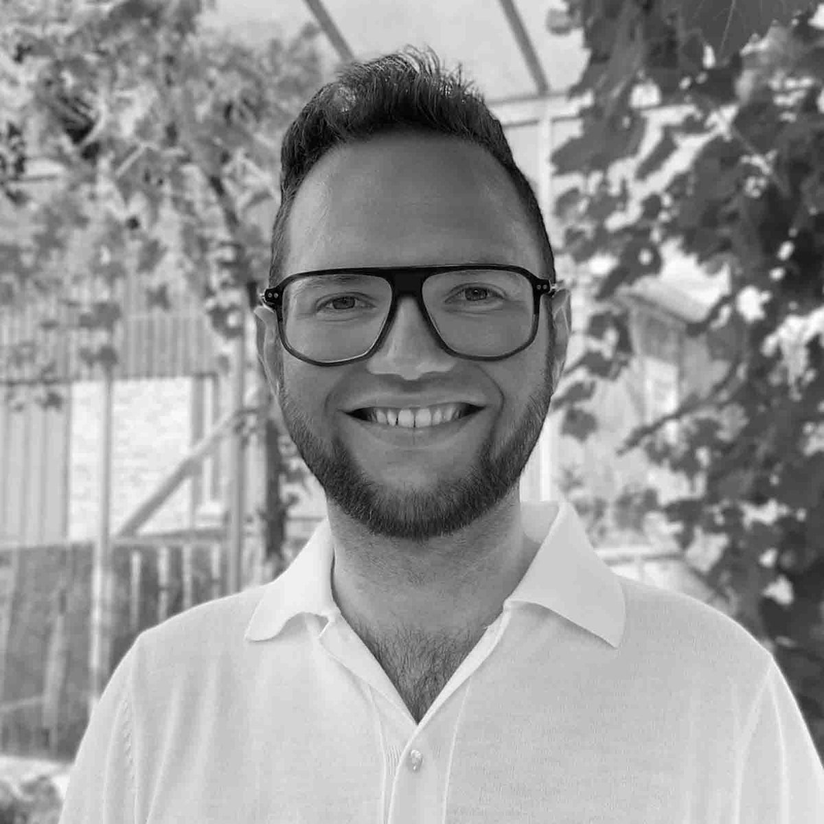 Rasmus Hilstrøm Bach-Lauritsen, grundlægger af PremiumBottles, smilende portræt.