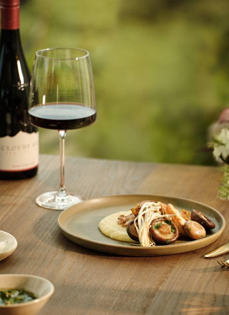 Pinot Noir 2022 vin, svamperet og et glas rødvin på bordet