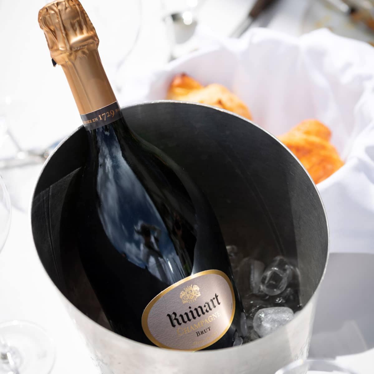 Ruinart R de Ruinart Brut champagneflaske i en isspand på et bord
